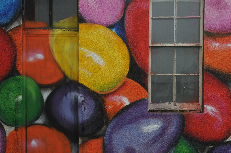 Muro con murales di palloncini colorati