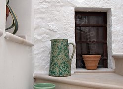 Porta di casa imbiancata di calce