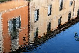 Riflessi di case sull'acqua