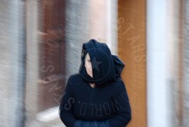 Donna vestita di nero con faccia coperta