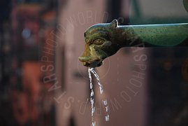 Fontanella con acqua che scorre