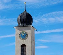 Campanile su cielo azzurro con nuvole