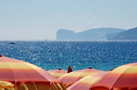 Spiaggia con ombrelloni