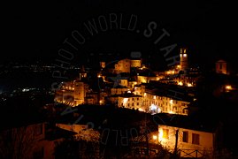 Veduta notturna del borgo