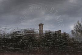 Torre e borgo riflessi sul lago