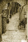 Via del borgo con arco