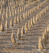Ombrelloni chiusi in spiaggia