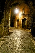 Via del borgo con arco di notte
