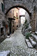 Via del borgo con arco