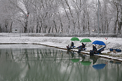Pescatori su fiume con la neve