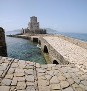 Molo con torre circolare sullo sfondo