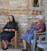 Anziane signore sedute all'aperto