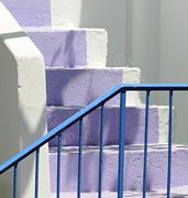 Scala blu e bianca con ringhiera