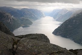 Lago visto dall'alto con riflesso del sole