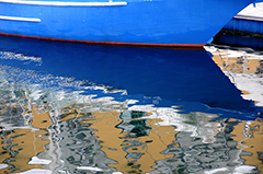 Barca riflessa sull'acqua