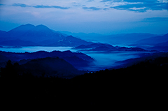 Colline tra la nebbia